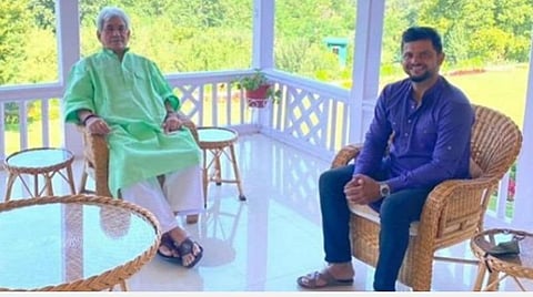 ஜம்மு காஷ்மீர் துணை நிலை ஆளுநர் மனோஜ் சின்ஹாவைச் சந்தித்த சுரேஷ் ரெய்னா | படம் உதவி: ட்விட்டர்