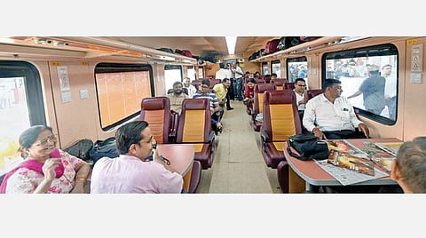 டெல்லி - லக்னோ இடையே இயக்கப்பட்ட தனியார் சொகுசு ரயிலின் உட்புறத் தோற்றம். (கோப்புப் படம்)