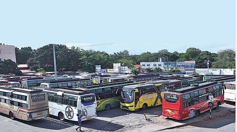 கோவை காந்திபுரம் பகுதியில் இயங்காமல் நிறுத்திவைக்கப்பட்டுள்ள ஆம்னி பேருந்துகள். படம்: ஜெ.மனோகரன்﻿