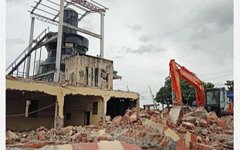 கோயிலை இடிக்கும் பணியில் நேற்று ஈடுபட்ட பொதுப்பணித் துறை ஊழியர்கள்.
