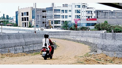 திமுக ஆட்சி காலத்தில் அடிக்கல் நாட்டப்பட்டு தாமதமாக நடைபெற்று வரும் கிளம்பாக்கம் மேம்பால பணிகள். படம்: எம். முத்துகணேஷ்.