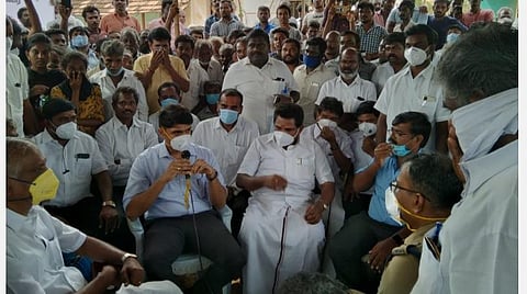 சாத்தான்குளம் இளைஞர் கொலை; உறவினர்கள் போராட்டம் முடிவுக்கு வந்தது: மாவட்ட ஆட்சியர் நடத்திய பேச்சுவார்த்தையில் உடன்பாடு 