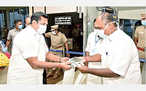 மதுரை விமான நிலையத்தில் முதல்வர் பழனிசாமியை வரவேற்று அவருக்கு எம்.ஜி.ஆரின் வாழ்க்கை வரலாறு புத்தகத்தைப் பரிசாக வழங்கிய அமைச்சர் ஆர்.பி.உதயகுமார்.﻿