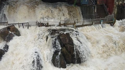ஒகேனக்கல் காவிரியாற்றில் பெருக்கெடுத்து ஓடும் நீர்