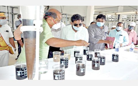 ஈரோடு காடையாம்பாட்டி சாய, சலவை ஆலையில் பூஜ்ய முறை சுத்திகரிப்பு முறை குறித்து தேசிய பசுமை தீர்ப்பாய குழுவினருடன் ஆட்சியர் ஆய்வு நடத்தினார்.