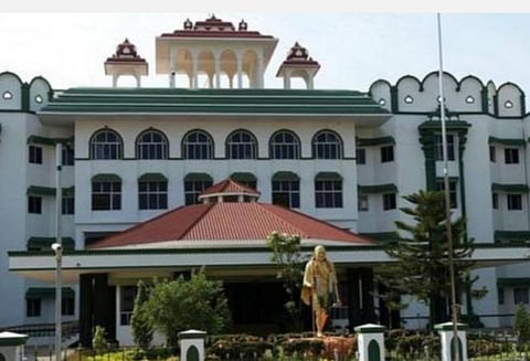 அதிமுக நிர்வாகியை மிரட்டிய வழக்கில் அமமுக செயலரைக் கைது செய்யத் தடை: உயர் நீதிமன்றம் உத்தரவு