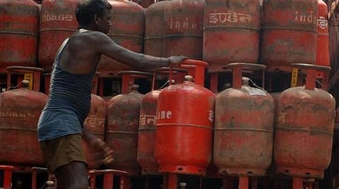 உஜ்வாலா திட்டத்தின் கீழ் இலவச சிலிண்டர் பெற ஒரு வாரம் அவகாசம்