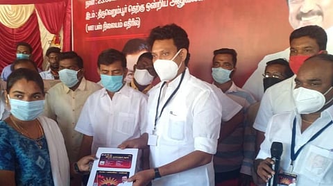 ஆன்லைன் மூலம் திமுகவில் சேர்ந்த பெண்ணுக்கு உறுப்பினர் அடையாள அட்டையை வழங்குகிறார், அன்பில் மகேஷ் பொய்யாமொழி. உடன் நிர்வாகிகள்.