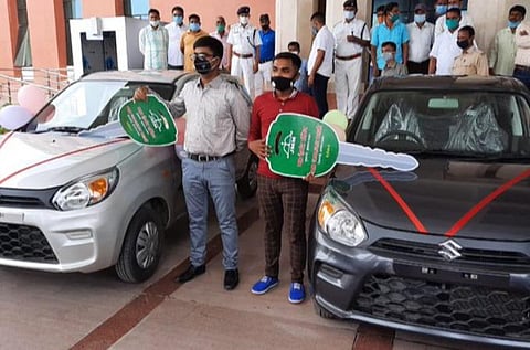 10, 12-ம் வகுப்பில் முதலிடம் பெற்றோருக்கு கார் பரிசு: ஜார்க்கண்ட் அமைச்சர் வழங்கினார்