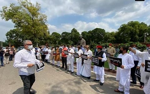 நாடாளுமன்ற வளாகத்தில் எதிர்க்கட்சி எம்.பி.க்கள் போராட்டம் நடத்திய காட்சி. படம் | ஏஎன்ஐ