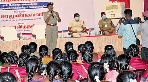 திருவள்ளூர் மாவட்ட காவல் துறை சார்பில், பெண்களுக்கு எதிரான குற்றங்களை தடுப்பது குறித்த விழிப்புணர்வு கருத்தரங்கத்தில் கலந்துகொண்டு உரையாற்றுகிறார் காஞ்சிபுரம் சரக டிஜஜி சாமுண்டீஸ்வரி.
