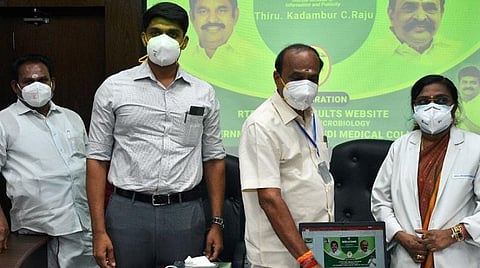 தூத்துக்குடி அரசு மருத்துவக் கல்லூரி மருத்துவமனையில் கரோனா பரிசோதனை முடிவுகளை உடனுக்குடன் குறுஞ்செய்தி மூலம் அனுப்பும் வசதியை தமிழக செய்தி மற்றும் விளம்பரத்துறை அமைச்சர் கடம்பூர் செ.ராஜூ நேற்று தொடங்கி வைத்தார். படம்: என்.ராஜேஷ்