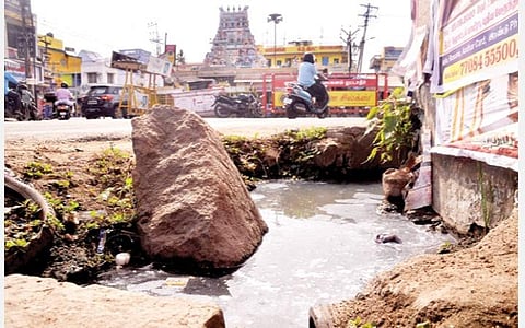 திருநெல்வேலி டவுன் ரதவீதியில் சந்திப்பிள்ளையார் கோயில் அருகே நிரம்பியிருக்கும் கழிவு நீரோடை. படம்: மு.லெட்சுமி அருண்.