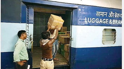 மதுரை ரயில் நிலையத்தில் சரக்கு வேகனில் பார்சல் ஏற்றும் காட்சி (கோப்புப் படம்).﻿