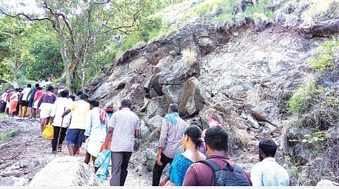சதுரகிரி மலைப்பாதையில் ஏற்பட்டுள்ள மண் சரிவு.
