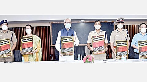 குழந்தைகள் பாதுகாப்பு சட்டங்கள் தொடர்பான விழிப்புணர்வு துண்டுப் பிரசுரங்களை சென்னை உயர் நீதிமன்ற நீதிபதி பி.என்.பிரகாஷ், காவல் ஆணையர் மகேஷ் குமார் அகர்வால், கூடுதல் காவல் துறை இயக்குநர் (தலைமையிடம்) சீமா அகர்வால், காவல் கூடுதல் ஆணையாளர்கள் தினகரன் (தெற்கு), கண்ணன்(போக்குவரத்து) ஆகியோர் நேற்று வெளியிட்டனர்.