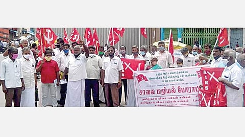 வேளாண் சட்ட மசோதாக்களை திரும்பப் பெறக் கோரி காஞ்சிபுரத்தில் மறியலில் ஈடுபட்ட தமிழ்நாடு விவசாயிகள் சங்கத்தினர்.