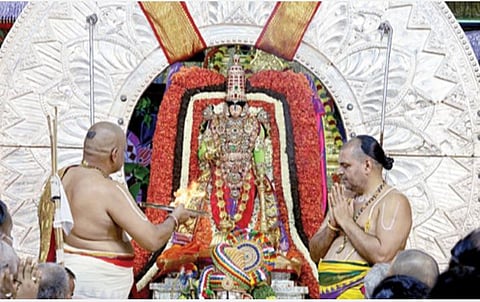 பிரம்மோற்சவத்தின் 7ம் நாளான நேற்று காலை சூரிய பிரபை வாகனத்தில் எழுந்தருளிய மலையப்பர்.