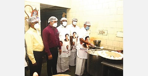 மதுரையில் அம்மா கிச்சனை பார்வையிட்டபோது, சமையல் பணியில் ஈடுபட்ட அமைச்சர் கடம்பூர் ராஜூ. உடன் அமைச்சர் ஆர்.பி. உதயகுமார்.