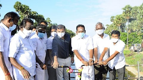 தண்ணீரை திறந்துவிடும் அமைச்சர் செல்லூர் ராஜூ.