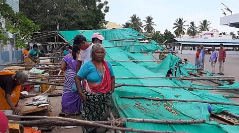 காரைக்கால் புதிய பேருந்து நிலைய வளாகத்தில் சரிந்து கிடக்கும் தற்காலிக மீன் மார்க்கெட் கூடாரத்தின் ஒரு பகுதி.