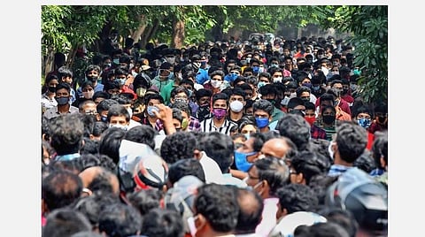 கரோனா காலத்தில் விசாகப்பட்டிணத்தில் பாலிடெக்னிக் நுழைவுத் தேர்விலிருந்து வெளியே வரும் மாணவர்கள். | கே.ஆர்.தீபக்.