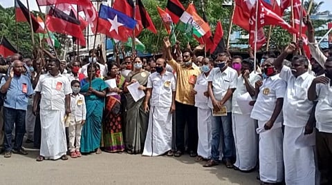 வேளாண் திருத்தச் சட்டத்தை எதிர்த்து மதுரையில் திமுகவினர் ஆர்ப்பாட்டம் 