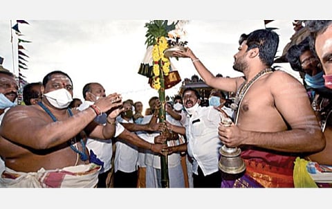 திருவண்ணாமலை அண்ணாமலையார் கோயிலில் கார்த்திகை தீபத் திருவிழாவை முன்னிட்டு நேற்று பந்தக்கால் நடப்பட்டு மகா தீபாராதனை காட்டப்பட்டது.