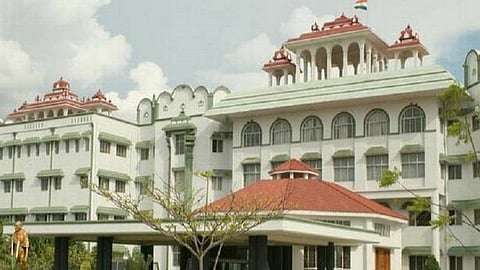 நான்கு வழிச்சாலை பணிக்காக பெரியார், வைகை கால்வாய் மதகுகளை இடிக்க உயர் நீதிமன்றம் தடை