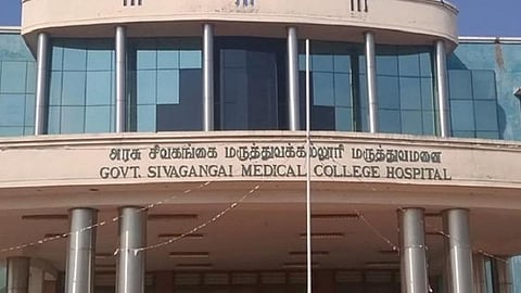 சிவகங்கை அரசு மருத்துவமனையில் ரத்தப் பரிசோதனைக்காக அவதிப்படும் நோயாளிகள்