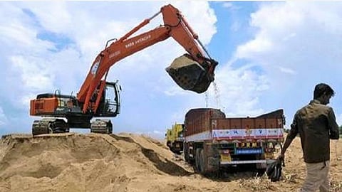 சட்டவிரோத மணல் விற்பனையைத் தடுக்கக் கோரி வழக்கு: சிவகங்கை ஆட்சியருக்கு உயர் நீதிமன்றம் நோட்டீஸ்