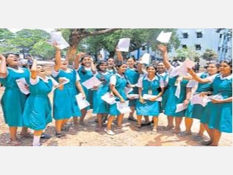 10, 11, 12 ஆம் வகுப்பு மாணவர்கள் அக்.1-ம் தேதி பள்ளிக்குச் செல்லத் தேவையில்லை: முதல்வர் பழனிசாமி அறிவிப்பு