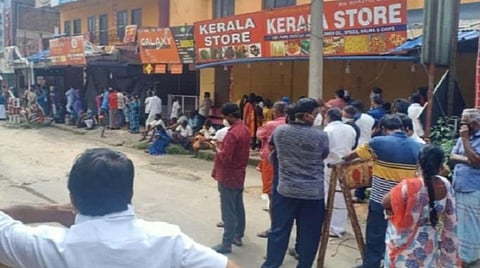 ஏலத்தோட்ட தொழிலாளர்களுக்கு இ-பாஸ்  தளர்வால் குமுளியில் நெரிசல்: பரிசோதனைக்காக வெகுநேரம் காத்திருப்பு