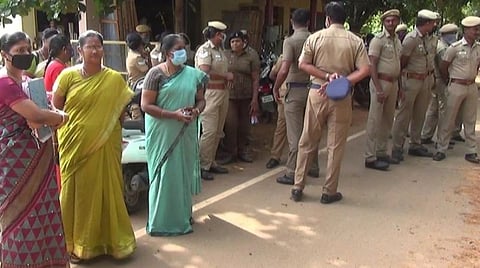காரைக்குடியில் 25 ஆண்டுகளாக ஆக்கிரமிப்பில் இருந்த பல லட்சம் ரூபாய் மதிப்புள்ள புறம்போக்கு நிலம் மீட்பு 