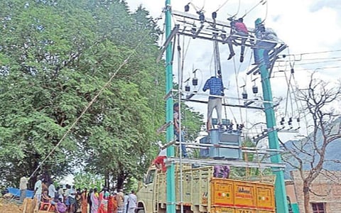 ஒட்டன்சத்திரம் அருகே சிறுவாட்டுக்காடு மலைக் கிராமத்துக்கு மின் விநியோகம் வழங்குவதற்காக நடைபெற்று வரும் இறுதிக் கட்டப் பணிகள்.