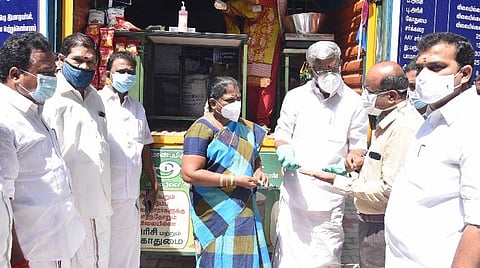 நகரும் நியாயவிலைக் கடையைத் தொடங்கி வைத்து, செறிவூட்டப்பட்ட அரிசியைப் பார்வையிடும் அமைச்சர்கள் என்.நடராஜன், எஸ்.வளர்மதி. உடன் ஆட்சியர் சு.சிவராசு, ஆவின் தலைவர் சி.கார்த்திகேயன் உள்ளிட்டோர்.