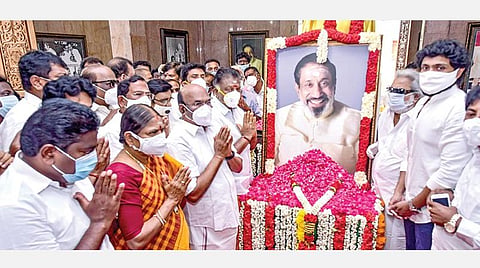 நடிகர் திலகம் சிவாஜிகணேசனின் பிறந்தநாளை முன்னிட்டு, சென்னை அடையாறில் உள்ள அவரது மணிமண்டபத்தில் அலங்கரித்து வைக்கப்பட்டிருந்த அவரின் படத்துக்கு துணை முதல்வர் ஓ.பன்னீர்செல்வம் மலர்தூவி மரியாதை செலுத்தினார். உடன் அமைச்சர்கள் டி.ஜெயக்குமார், க.பாண்டியராஜன், பா.பெஞ்சமின் மற்றும் பாடநூல் கழகத் தலைவர் பா.வளர்மதி,  செய்தி மக்கள் தொடர்புத் துறை இயக்குநர் சங்கர், நடிகர்கள் ராம்குமார், விக்ரம்பிரபு உள்ளிட்டோர். 	   படம்: பு.க.பிரவீன்