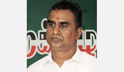 சென்னையைப் போல் மற்ற பகுதிகளிலும் கரோனாவை கட்டுப்படுத்த நடவடிக்கை எடுக்க வேண்டும்: அதிகாரிகளுக்கு அமைச்சர் வேலுமணி அறிவுறுத்தல்
