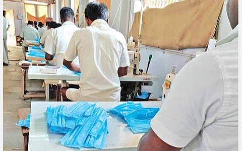 கோவை மத்திய சிறையில் முகக் கவசங்கள் தயாரிக்கும் பணியில் ஈடுபட்டிருந்த கைதிகள்.    (கோப்புப் படம்)