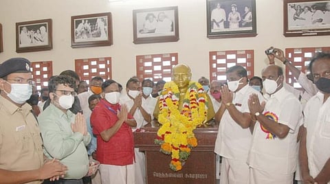 காந்தி ஜெயந்தியை முன்னிட்டு கன்னியாகுமரி காந்தியின் அஸ்தி பீடத்தில் சூரிய ஒளி விழும் அபூர்வ நிகழ்வு; சுற்றுலா பயணிகள் மரியாதை