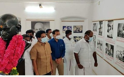மதுரை மேலமாசி வீதியில் உள்ள காந்தி சிலைக்கு அமைச்சர் ஆர்.பி.உதயகுமார் மாலை அணிவித்து, அங்குள்ள புகைப்படக் கண்காட்சியைப் பார்வையிட்டார். அருகில் சு.வெங்கடேசன் எம்.பி., மாவட்ட ஆட்சியர் வினய் ஆகியோர் உள்ளனர்.