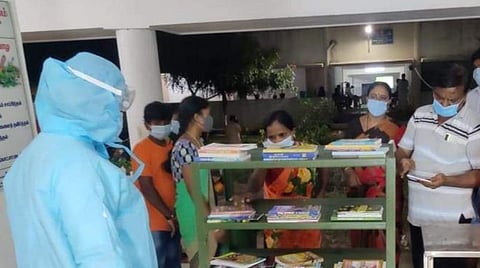 திருப்பத்தூர் சித்த மருத்துவ சிகிச்சை  மையத்தில் தொடங்கிய சிறிய நூலகத்தில் ஆர்வத்துடன் புத்தகங்களை வாங்கிச் செல்லும் நோயாளிகள்.