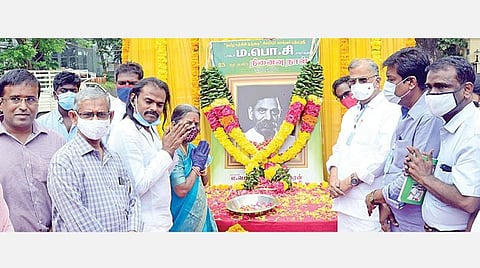 சிலம்புச் செல்வர் ம.பொ.சி. நினைவு தினத்தை முன்னிட்டு, சென்னை பாண்டி பஜார் அருகில் உள்ள அவரது சிலைக்கு ம.பொ.சி.யின் உறவினர்கள்,பாஜக சார்பில் இல.கணேசன் மற்றும் பல்வேறு கட்சியினர் மாலை அணிவித்து அஞ்சலி செலுத்தினர். படம்: க.ஸ்ரீபரத்