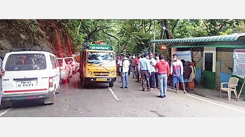 நீலகிரி மாவட்டம் பர்லியாறு சோதனைச் சாவடியில் அனைத்து பயணிகளுக்கும் மருத்துவப் பரிசோதனை நடப்பதால் அணிவகுத்து நிற்கும் வாகனங்கள்.