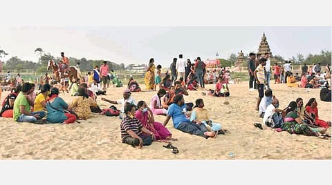 மாமல்லபுரம் கடற்கரையில் ஞாயிற்றுக்கிழமை விடுமுறை நாளை மகிழ்ச்சியாக கழிக்கும் சுற்றுலா பயணிகள்.  படம்: கோ.கார்த்திக்