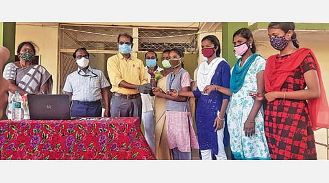 10-ம் வகுப்பு மாணவர்களுக்காக ஆசிரியை ஹேமலதா உருவாக்கிய ‘பென் டிரைவ்’ வடிவ தமிழ் பாட முறையை  விழுப்புரம் மாதிரி பள்ளி மாணவிகளுக்கு  நேற்று  மாவட்ட முதன்மை கல்வி அலுவலர் முனுசாமி வழங்கினார்.