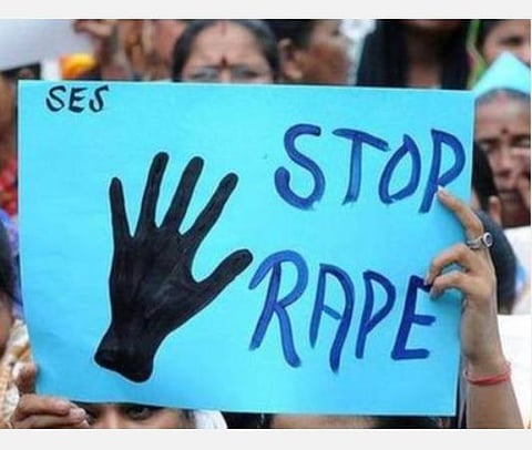 உ.பி.யின் அலிகரில் பாலியல் பலாத்காரம் செய்யப்பட்ட 7 வயது சிறுமி மரணம்: பாதிக்கப்பட்ட தந்தையிடம்  தவறாக நடந்த காவல் ஆய்வாளர் பணி இடைநீக்கம்