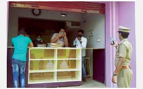 ஆம்பூரில் சுரங்கப்பாதை சீரமைப்பு தாமதத்தை கண்டித்து பொதுமக்கள் உள்ளிருப்பு போராட்டம் அறிவிப்பு: துண்டுபிரசுரம் அச்சடித்த அச்சகத்துக்கு சீல்