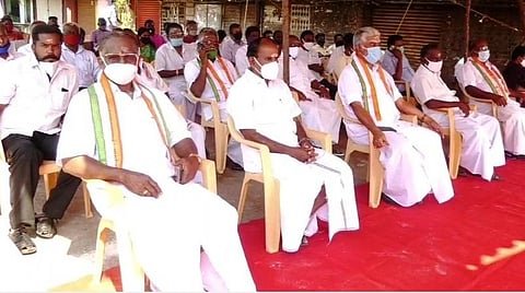 காரைக்காலில் உண்ணாவிரதப் போராட்டத்தில் ஈடுபட்ட காங்கிரஸ் கட்சியினர்.