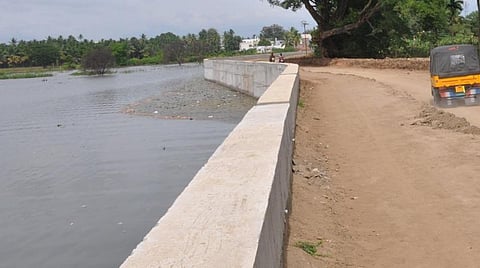 கான்கிரீட் சுவரால் பலப்படுத்தப்பட்ட சுண்டக்காமுத்தூர் குளம்
